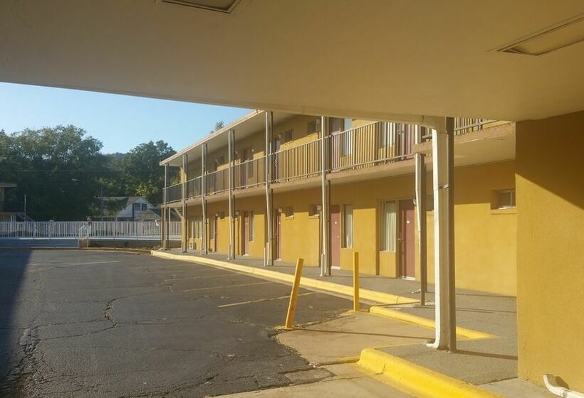 Отель Econo Lodge Inn and Suites Hot Springs