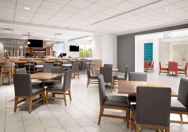 בית מלון כפרי Embassy Suites By Hilton Tampa Airport Westshore