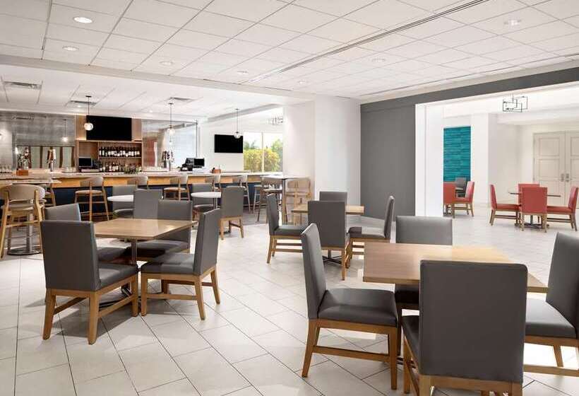 בית מלון כפרי Embassy Suites By Hilton Tampa Airport Westshore