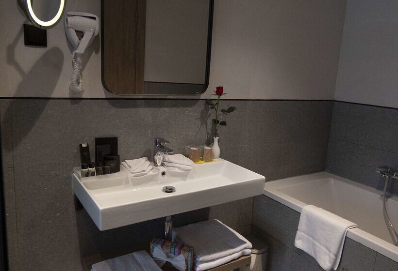 هتل Golden Tulip El Mechtel