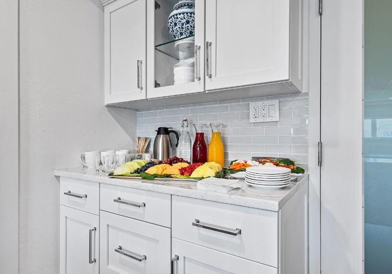 Отель Icona Cape May