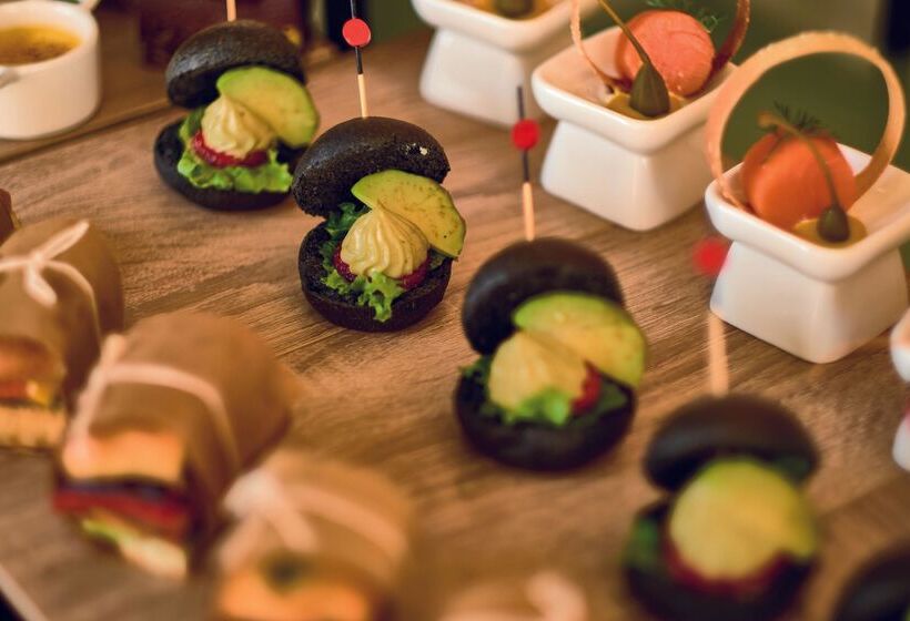 Отель Movenpick Resort Aswan