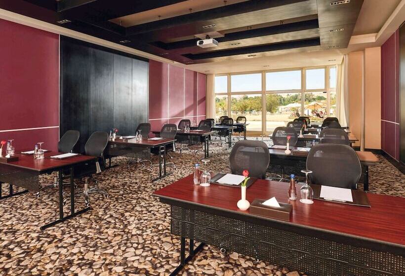 Отель Movenpick Resort Aswan