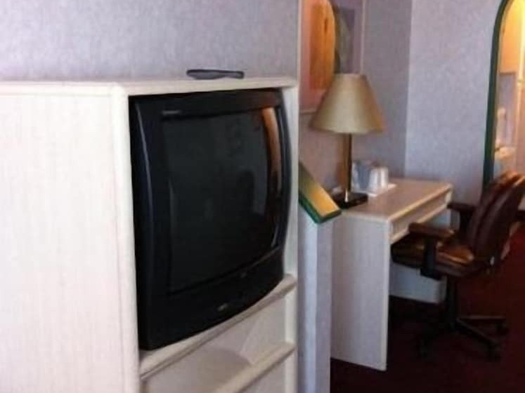 هتل O Hare Inn & Suites