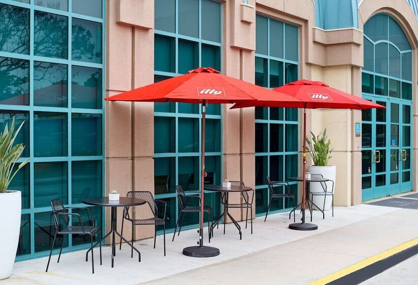 فندق Renaissance Los Angeles Airport