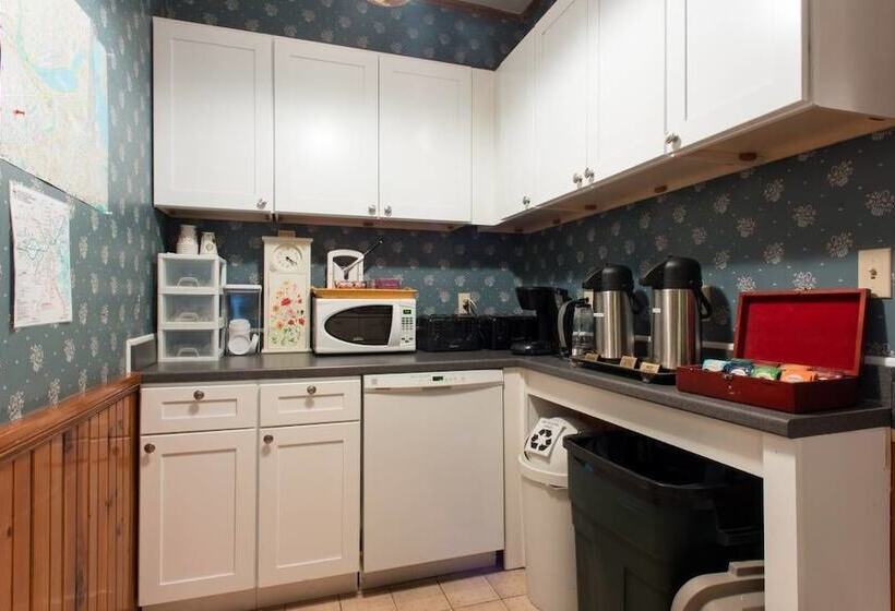 בית מלון כפרי The Coolidge Corner Guest House: A Brookline Bed And Breakfast