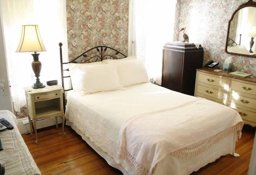 בית מלון כפרי The Coolidge Corner Guest House: A Brookline Bed And Breakfast