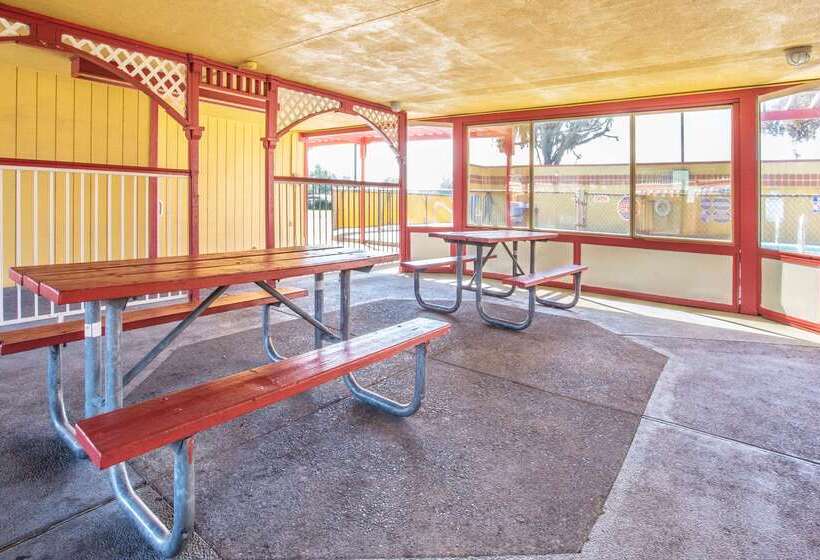 فندق Travelodge By Wyndham Turlock