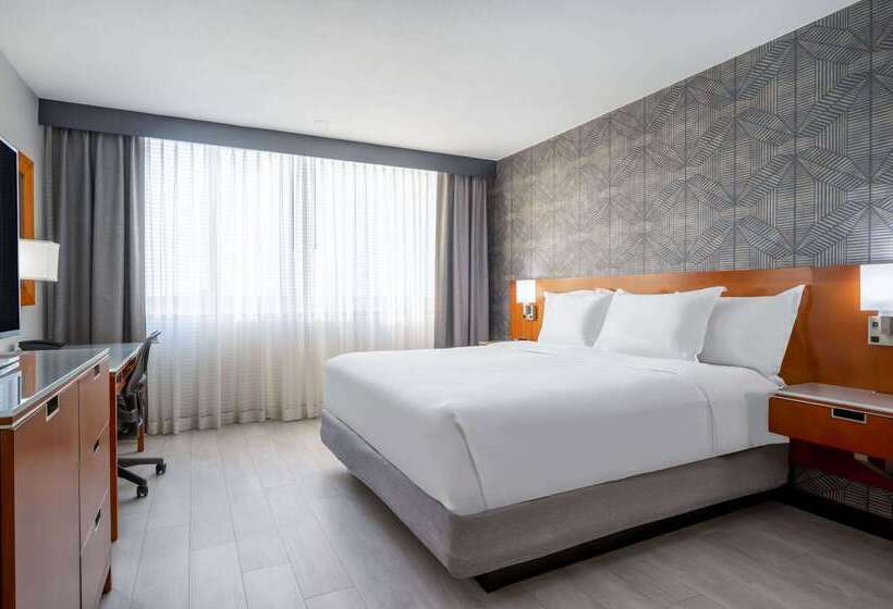 هتل Wyndham Indianapolis Airport