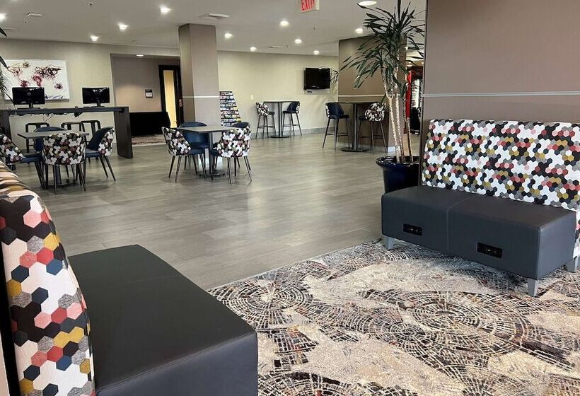 هتل Wyndham Indianapolis Airport