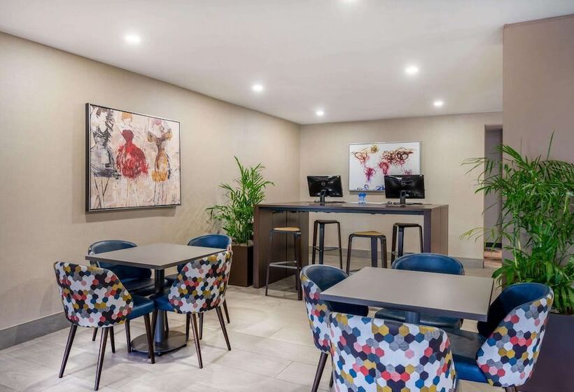 هتل Wyndham Indianapolis Airport