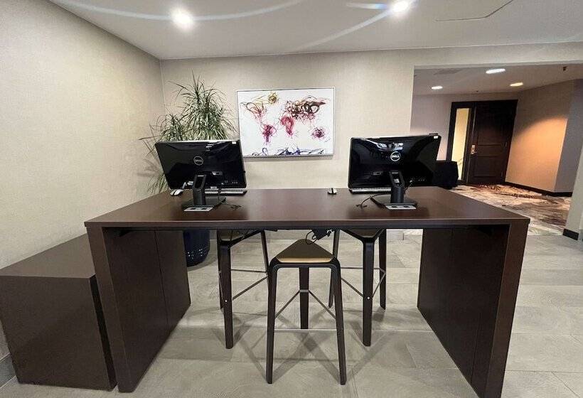 هتل Wyndham Indianapolis Airport