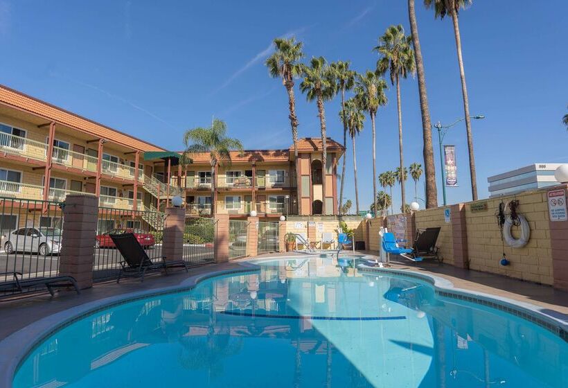 Мотель Super 8 By Wyndham Anaheim/disneyland Drive