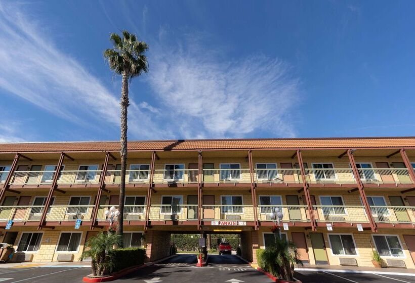 Мотель Super 8 By Wyndham Anaheim/disneyland Drive