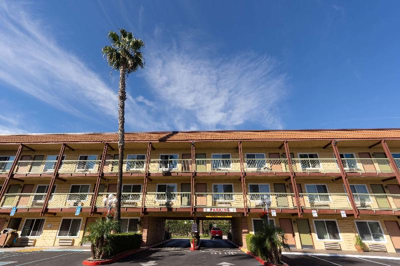 Мотель Super 8 By Wyndham Anaheim/disneyland Drive