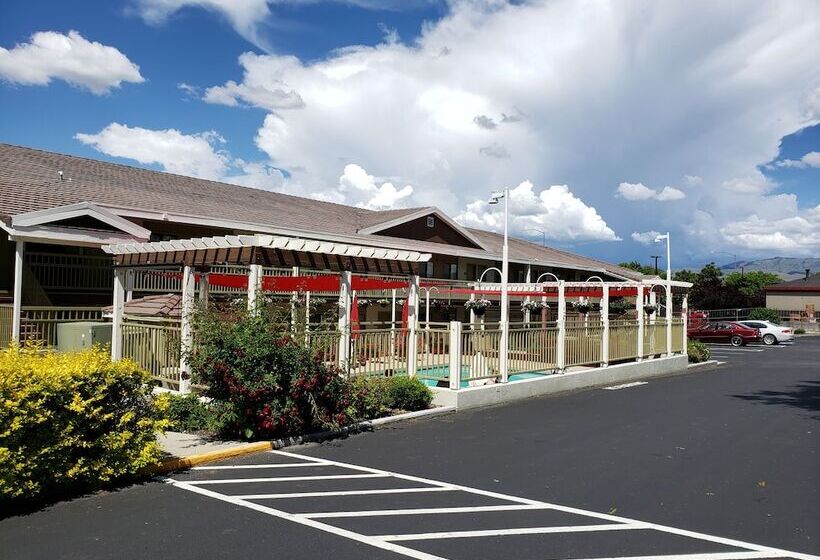 בית מלון כפרי Airport Inn