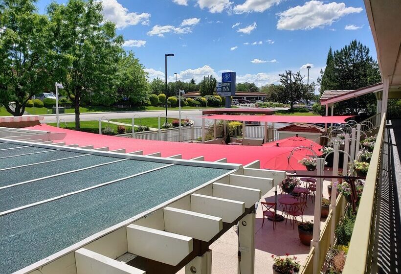 בית מלון כפרי Airport Inn