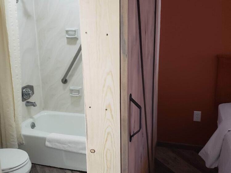 בית מלון כפרי Airport Inn