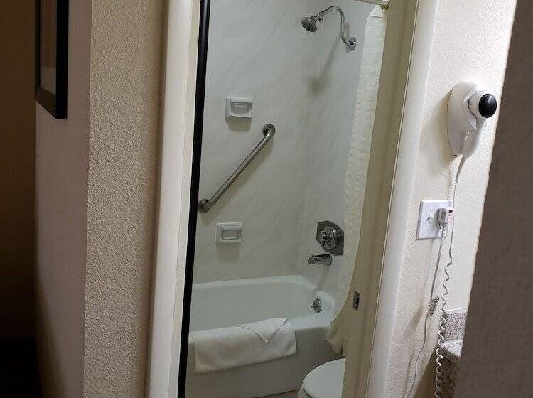 בית מלון כפרי Airport Inn