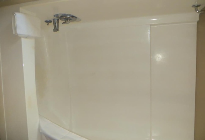 בית מלון כפרי American Inn Stockton