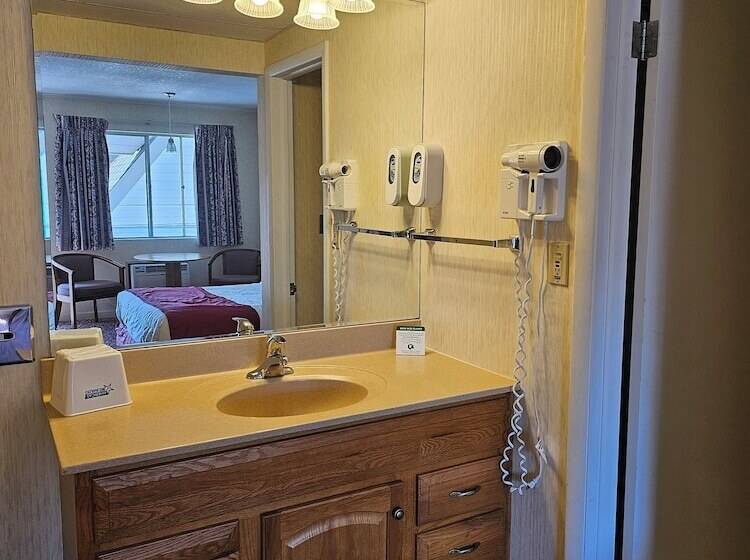 هتل Americas Best Value Inn Mackinaw City