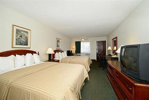 בית מלון כפרי Americas Best Value Inn Petoskey