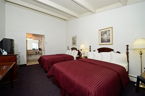בית מלון כפרי Americas Best Value Inn Petoskey