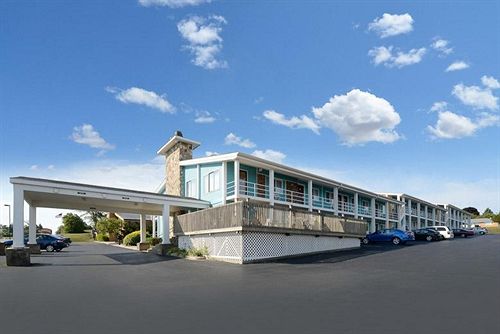 בית מלון כפרי Americas Best Value Inn Petoskey
