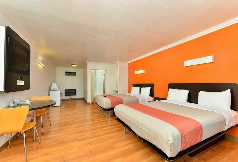 Motel 6 Vista, Ca