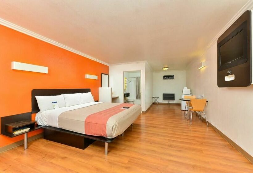 Motel 6 Vista, Ca