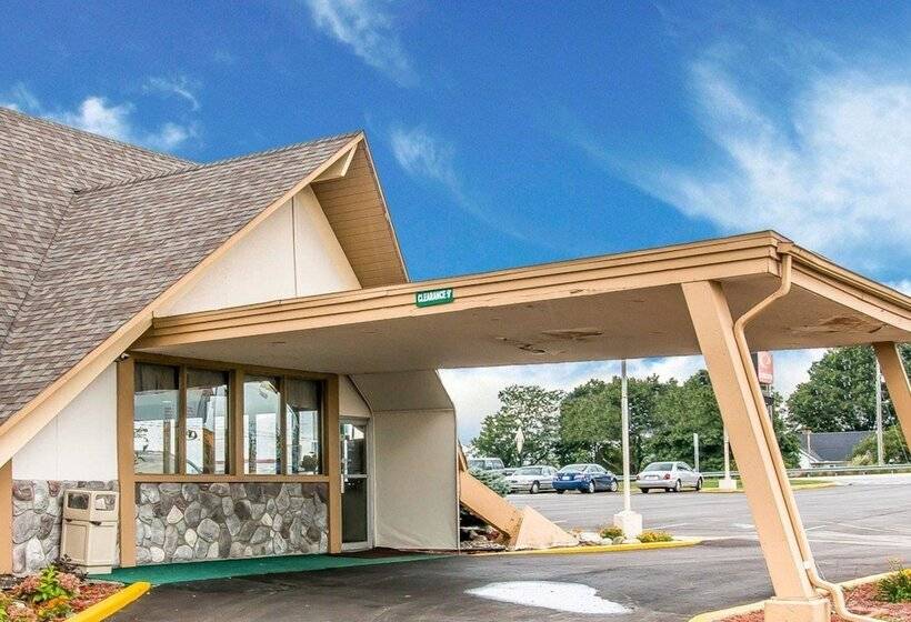 בית מלון כפרי Baymont By Wyndham Bay City