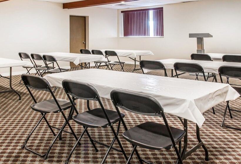 בית מלון כפרי Baymont By Wyndham Bay City