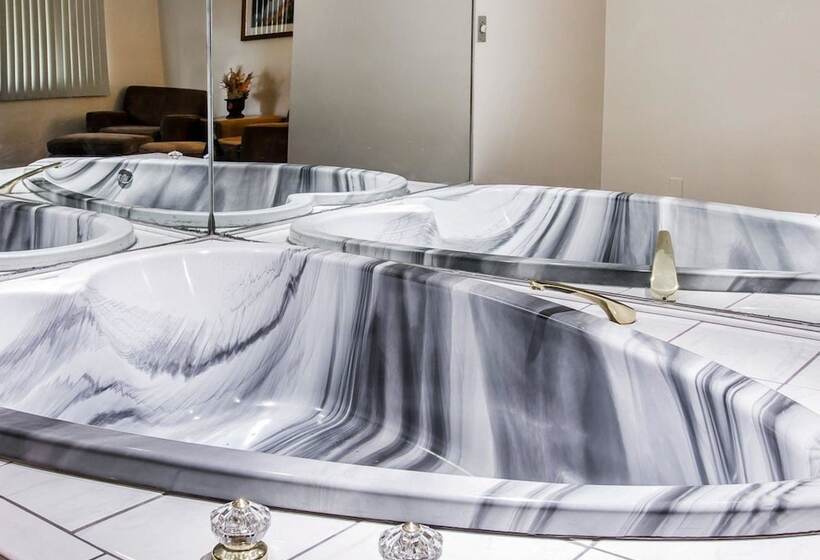 בית מלון כפרי Baymont By Wyndham Bay City