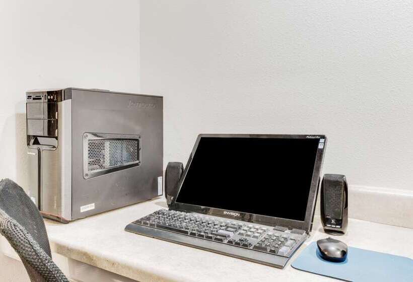 בית מלון כפרי Baymont By Wyndham Midland Airport