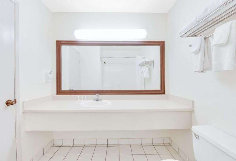 בית מלון כפרי Baymont By Wyndham Midland Airport