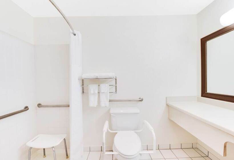 בית מלון כפרי Baymont By Wyndham Midland Airport