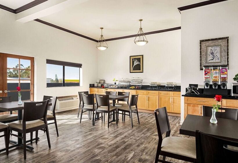 בית מלון כפרי Baymont By Wyndham Monterey Park