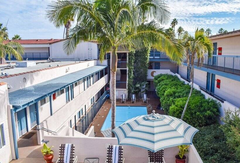 فندق Beachside Inn