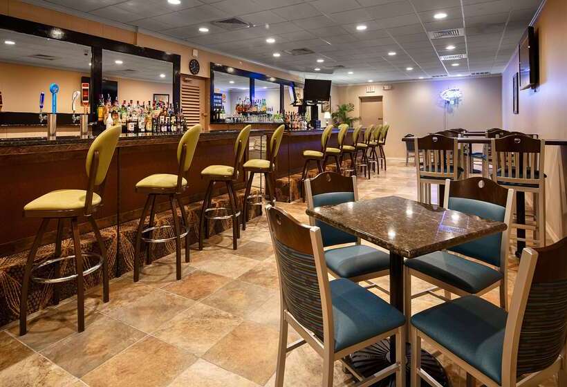 فندق Best Western Crossroads Inn