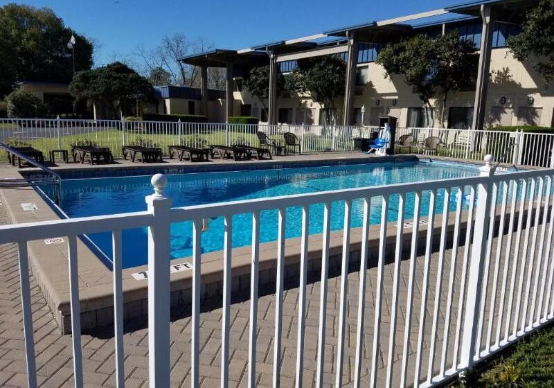 فندق Best Western Crossroads Inn