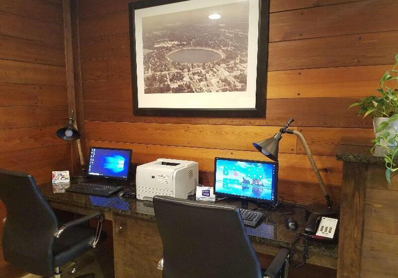 فندق Best Western Crossroads Inn