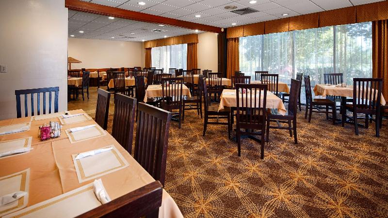 فندق Best Western Crossroads Inn