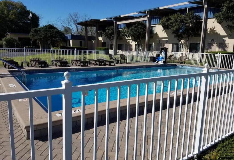 فندق Best Western Crossroads Inn