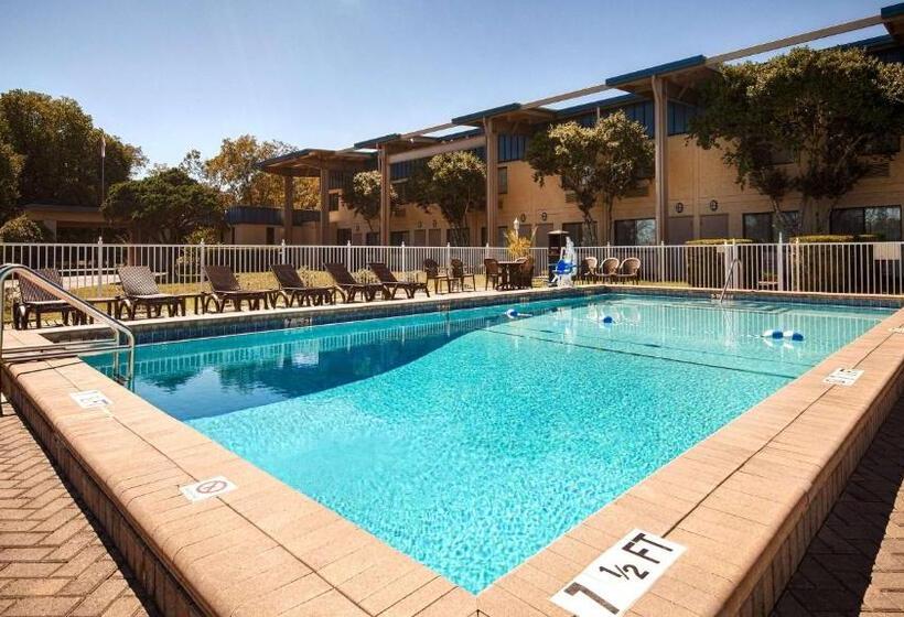 فندق Best Western Crossroads Inn