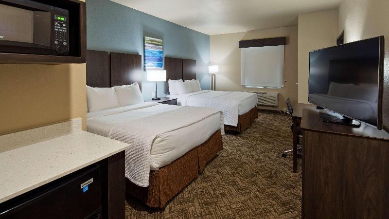 هتل Best Western Golden Spike Inn & Suites
