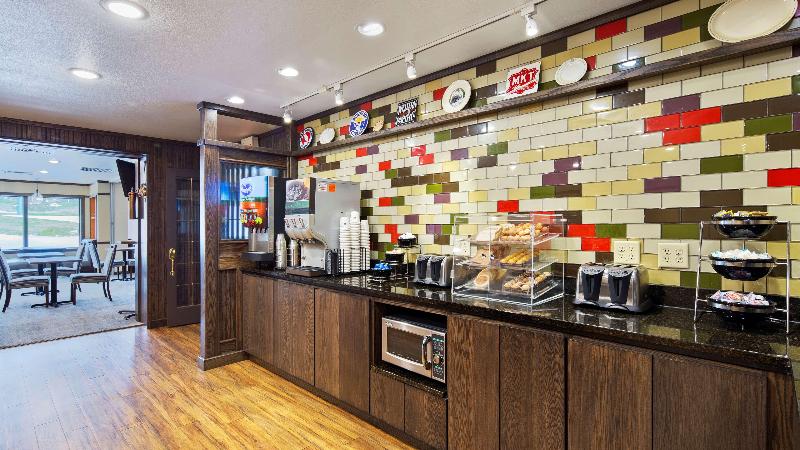 هتل Best Western Golden Spike Inn & Suites