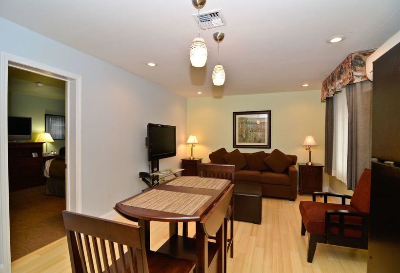 בית מלון כפרי Best Western Plus Clocktower Inn