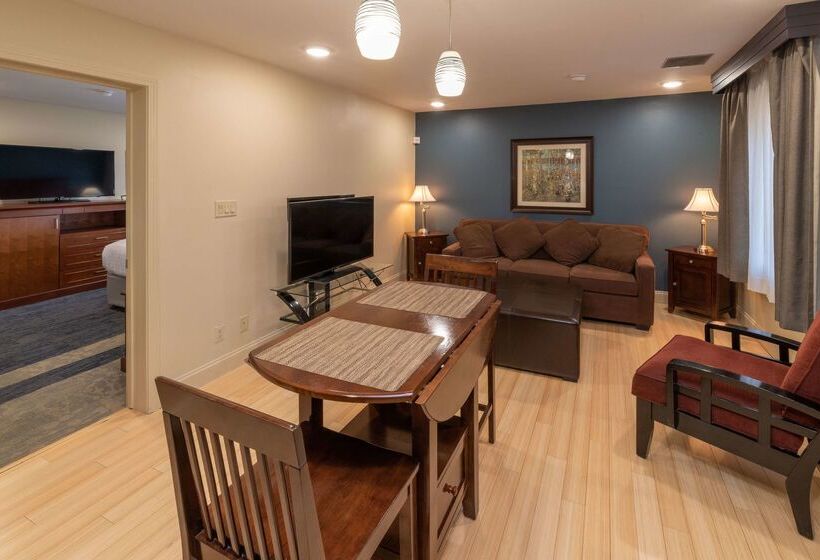 בית מלון כפרי Best Western Plus Clocktower Inn