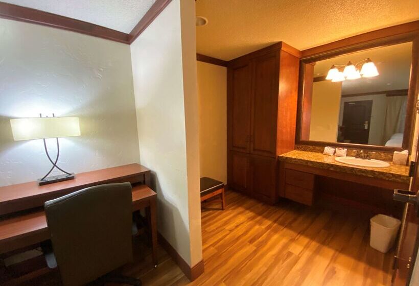 هتل Best Western Plus Greenwell Inn