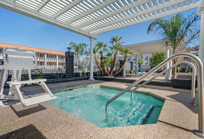 فندق Best Western Plus Hilltop Inn